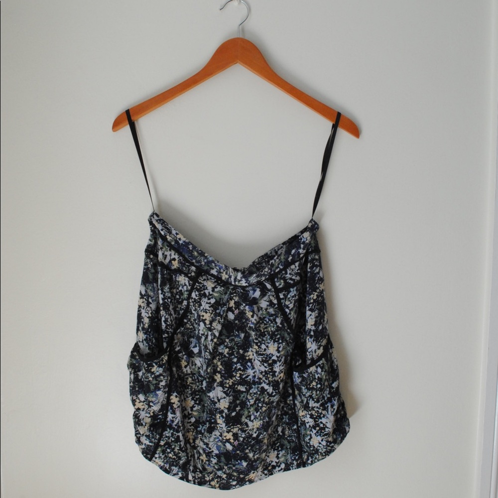Floral print skirt.